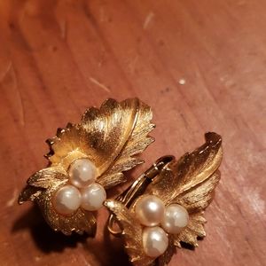 Sarah coventry  clip ons gold an pearl